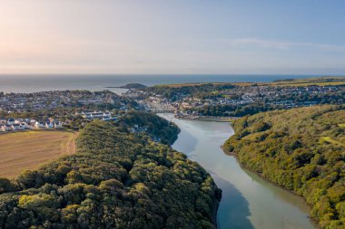 Cornwall UK 'deki Güzel Kıyı Kasabası Yazın Havadan Görüldü