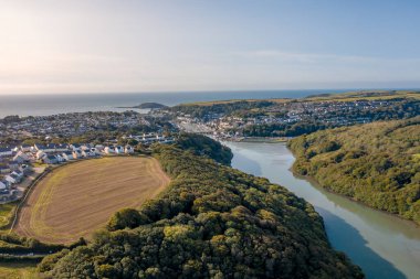 Cornwall UK 'deki Güzel Kıyı Kasabası Yazın Havadan Görüldü