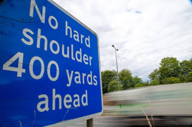 İngiltere 'de Otoyol İşaretini Geçen Araçlar