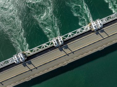 Deniz Suyu Fırtına Dalgası Bariyerinden akıyor