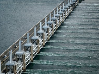Deniz Suyu Fırtına Dalgası Bariyerinden akıyor