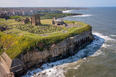 Tynemouth Manastırı ve Deniz Üzerindeki Kale Uçurumları