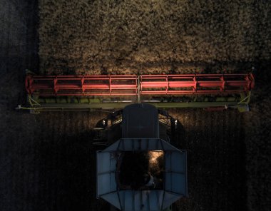 Gece Birleştirilmiş Hasat Makinesinin Kuş Gözü Görünümü