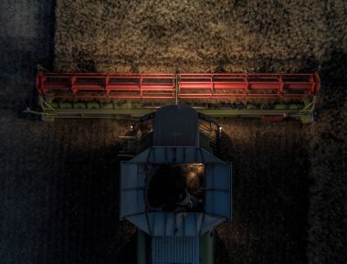 Gece Birleştirilmiş Hasat Makinesinin Kuş Gözü Görünümü