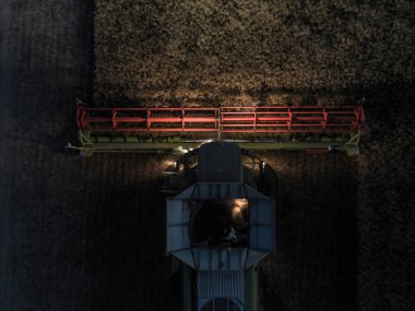 Gece Birleştirilmiş Hasat Makinesinin Kuş Gözü Görünümü