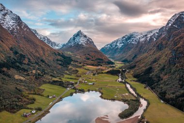 Göller ve Nehirlerle Dağlık Norveç Manzarası