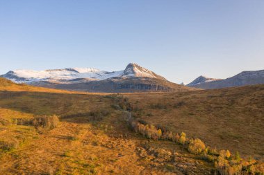 Uzakta Uzun Dağ 'la Baron Manzarası