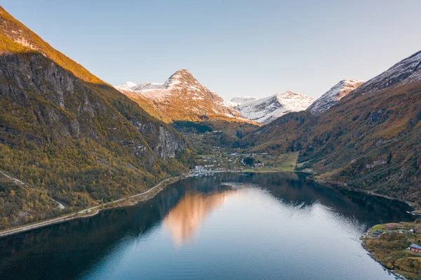 Gün doğumunda Göllü ve Nehirli Dağlık Norveç Manzarası