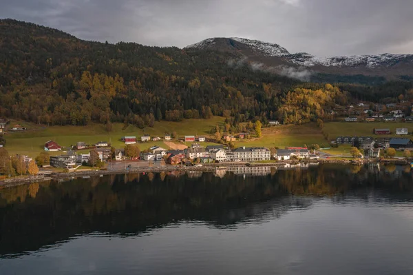 노르웨이 피오르 의작은 반영되다 — 스톡 사진