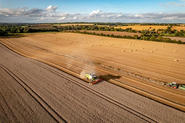 Ein Mähdrescher Auf Einem Feld Während Der Sommerernte Aus Der — Stockfoto