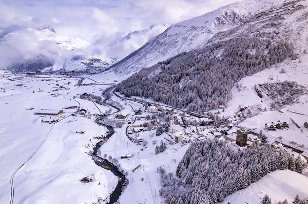 İsviçre 'de kışın kar yağışlı Hospental VIllage