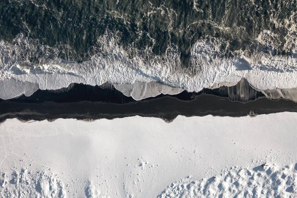 Vista Volo Uccello Della Spiaggia Sabbia Nera Con Neve Islanda — Foto Stock
