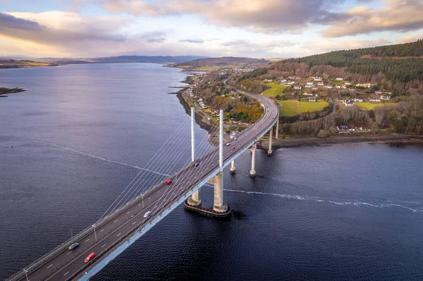 Beauly Firth Inverness üzerinde Kuzey Kessock 'tan Inverness' e uzanan köprü.