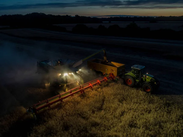 Συνδυάστε Harvester Εργασίας Νύχτα Κατά Διάρκεια Ενός Ζεστού Καλοκαιριού — Φωτογραφία Αρχείου