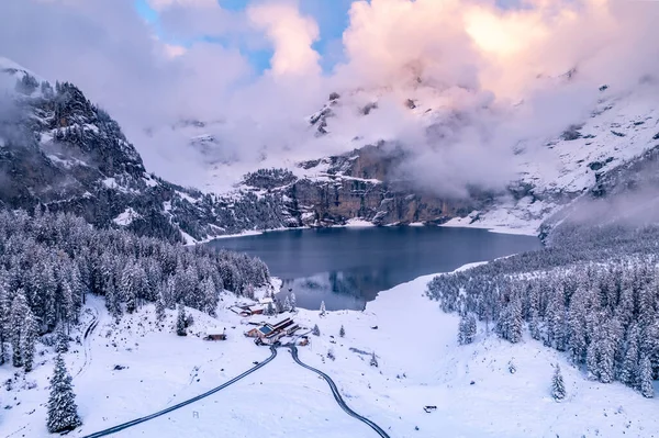 Озеро Эщинензе Швейцарии Окруженное Заснеженными Деревьями Горами — стоковое фото