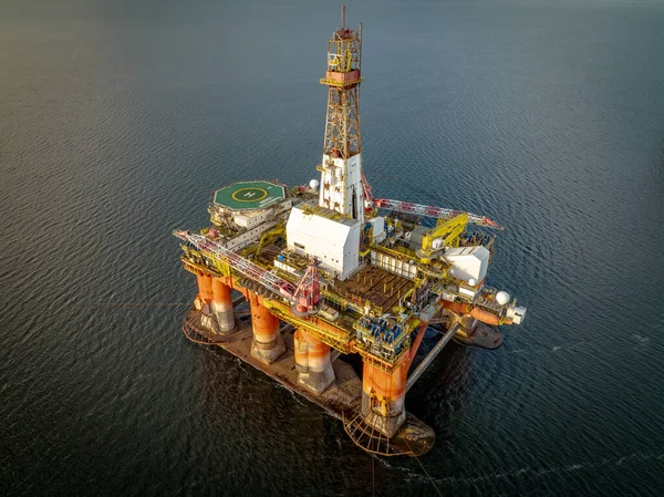 Gün batımında Petrol ve Gaz Sondaj Platformu