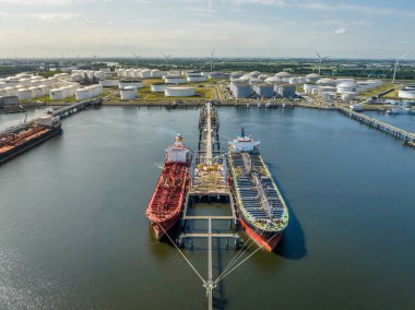 Crude Oil Kargo Taşıyıcı Gemileri Petrokimyasalları bir yakıt deposuna boşaltıyor