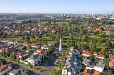 Melbourne Limanı Avustralya 'nın varlıklı bir bölgesi ve deniz feneri var.