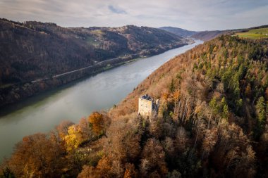 Tuna Nehri 'ne bakan Eski Şato