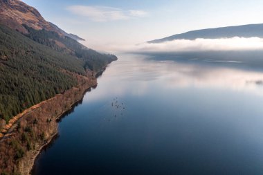 Bereketli Ormanlar ve Dağlarla çevrili Büyük Göl 'deki Kanocular