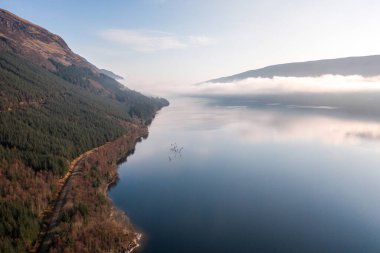 Bereketli Ormanlar ve Dağlarla çevrili Büyük Göl 'deki Kanocular