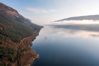 Bereketli Ormanlar ve Dağlarla çevrili Büyük Göl 'deki Kanocular