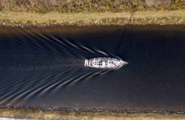 Nehirdeki Bir Yatın Kuş Gözü Görünümü