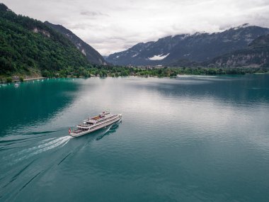 İsviçre 'de Brienz Gölü' nü geçen bir tekne turu.