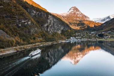 Yolcu ve araç taşıyan bir Norveç fiyort feribotu