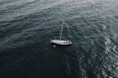 Karanlık denizlere demirlenmiş bir yat.