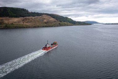Sahil şeridi boyunca seyahat eden bir gemi.