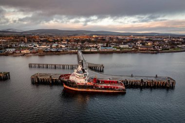 İskoçya 'daki römorkör Jetty' ye yanaşmış.