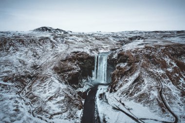 İzlanda 'da Skogafoss Şelalesi Karla Kaplanmış Güzel bir Şelale