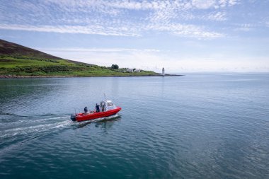 Bir Kırmızı Yolcu ve Kargo Feribotu bir adayı ziyaret ediyor.
