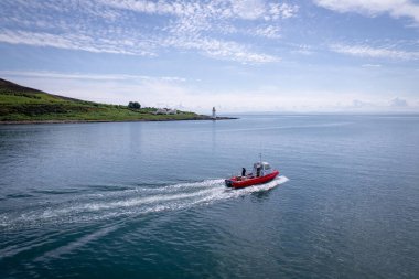 Kırmızı Yolcu ve Kargo Feribotu Deniz fenerini Ziyaret Ediyor