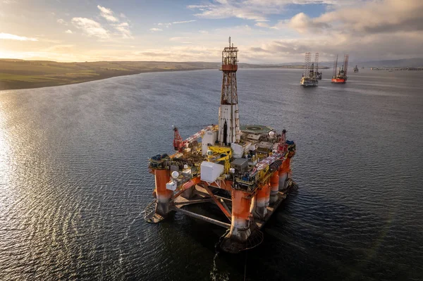 Gün doğumunda Petrol ve Gaz Sondaj Platformu