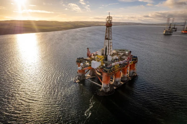 Gün batımında Petrol ve Gaz Sondaj Platformu