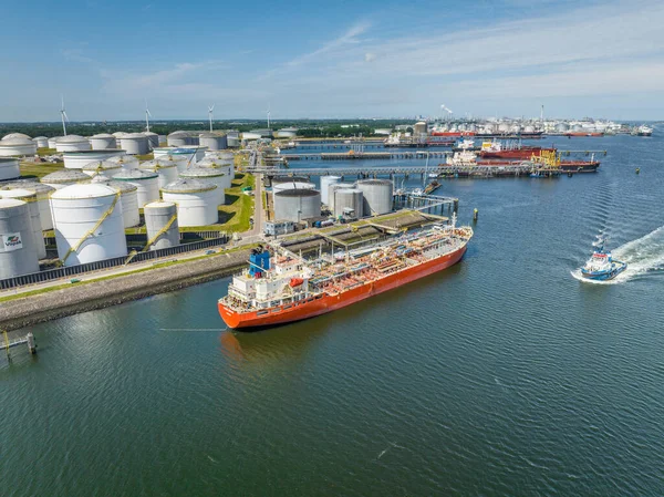 Crude Oil Kargo Taşıyıcı Gemisi Petrokimyasalları bir yakıt deposuna boşaltıyor