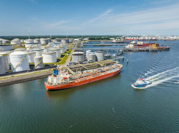 Crude Oil Kargo Taşıyıcı Gemisi Petrokimyasalları bir yakıt deposuna boşaltıyor