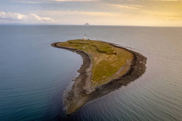 İskoçya 'nın Arran' ın güney kıyısındaki Pladda Adası 'nda bir deniz feneri var.