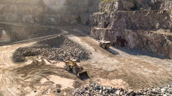 採掘用採石場で働く掘削機とダンプトラック — ストック写真