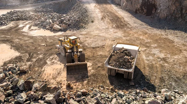 Escavador Caminhão Basculante Trabalhando Uma Pedreira Para Mineração — Fotografia de Stock