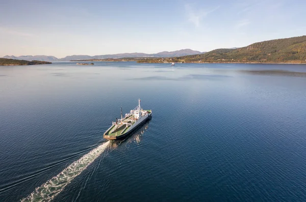 Ferry Noruego Cruzando Fiordo Amanecer — Foto de Stock