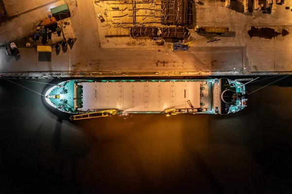 Rıhtımda Kargo Bekleyen Bir Geminin Kuş Gözü Görünümü