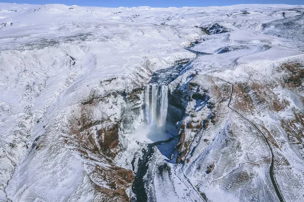 Skogafoss Καταρράκτη Στην Ισλανδία Ένα Όμορφο Ορόσημο Που Καλύπτεται Από — Φωτογραφία Αρχείου