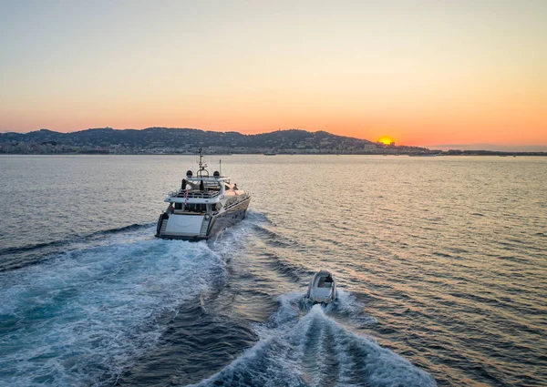 Ένα Super Yacht Motoring Στο Ηλιοβασίλεμα Royalty Free Φωτογραφίες Αρχείου