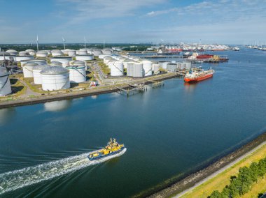 Rotterdam Limanı 'nın sularında devriye gezen römorkör.