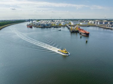 Rotterdam Limanı 'nın sularında devriye gezen römorkör.