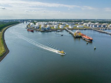Rotterdam Limanı 'nın sularında devriye gezen römorkör.