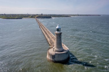 Tynemouth Yazın Kırık Su ve Deniz Feneri